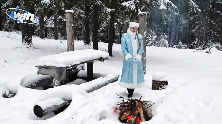 Музыкальный порно клип с трахающейся в лесу русской Снегурочкой