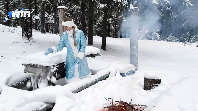 Косички: Музыкальный порно клип с трахающейся в лесу русской Снегурочкой