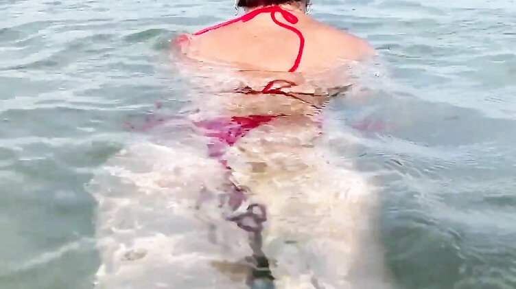 Девушка в купальнике отдыхая на море дрочит под водой член бойфренда