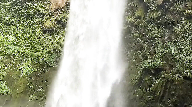Девушка в купальнике отдыхая на море дрочит под водой член бойфренда