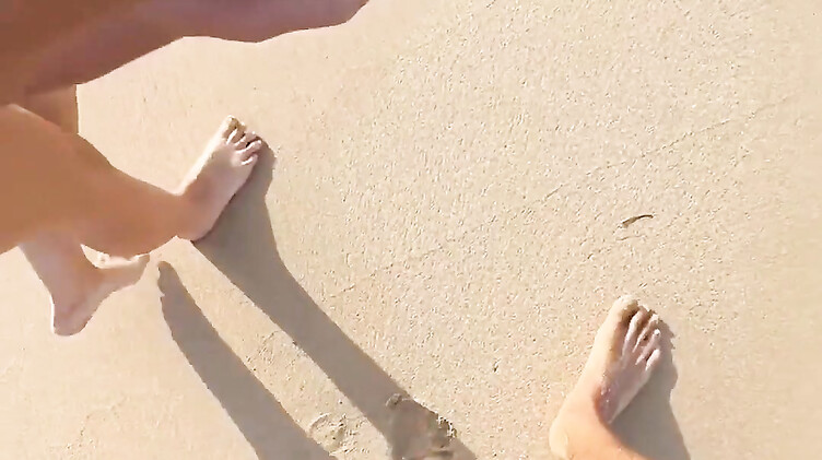 Девушка в купальнике отдыхая на море дрочит под водой член бойфренда