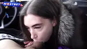 брюнетка отсасывает член водителю в машине