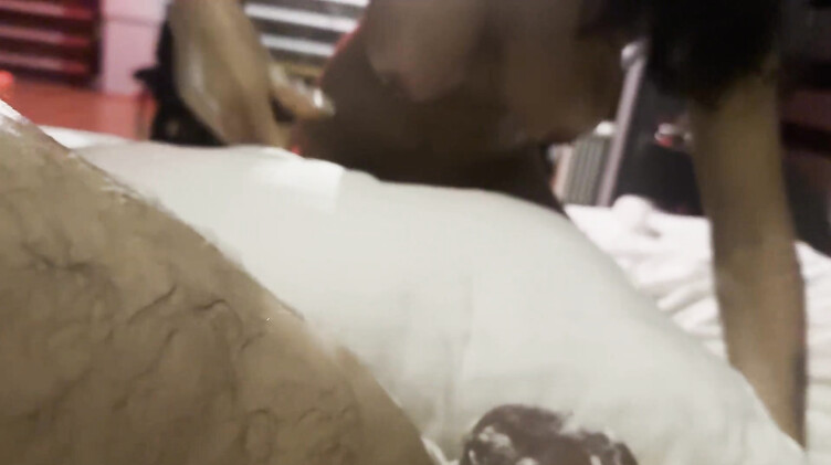 Пирсинг: Вывернул очко рукой и нассал на выебанную суку