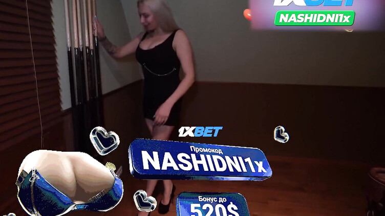 Трахает силиконовую милфу на бильярдном столе в жопу