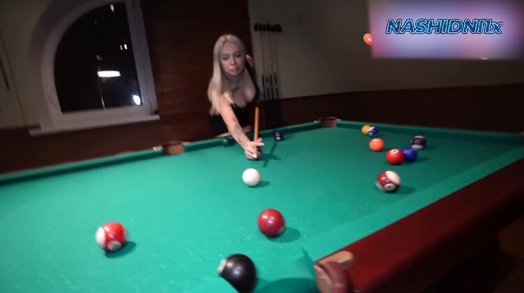 Трахает силиконовую милфу на бильярдном столе в жопу