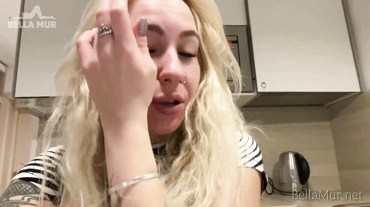 Татуированная слюняво отсосала и дала в догги