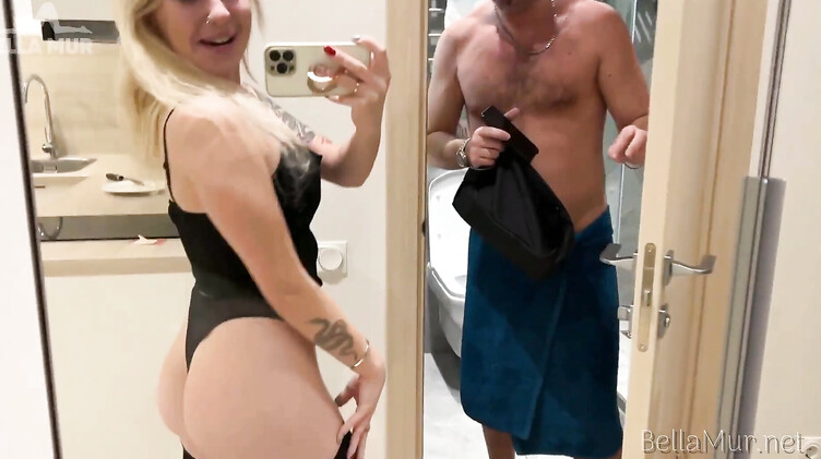 Татуированная слюняво отсосала и дала в догги