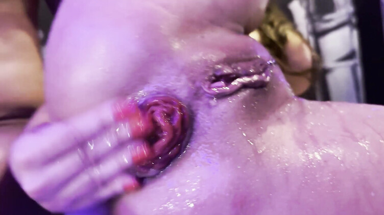 Сквирт: Анальная розочка Моники Фокс торчит наружу после жесткой ебли в жопу