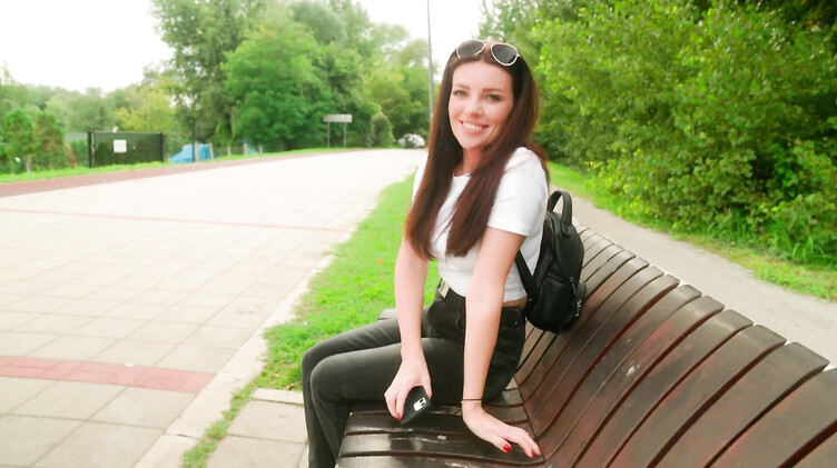 Luna Roulette: Отсосала в парке и проглотила сперму старого знакомого