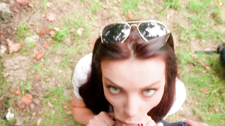 Отсосала в парке и проглотила сперму старого знакомого