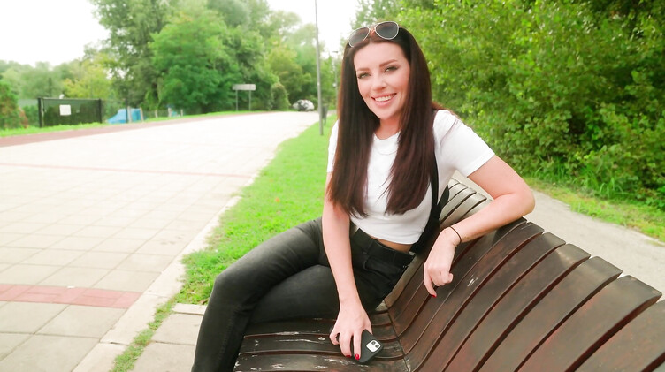 В парке: Отсосала в парке и проглотила сперму старого знакомого