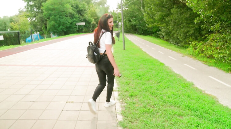 Отсосала в парке и проглотила сперму старого знакомого