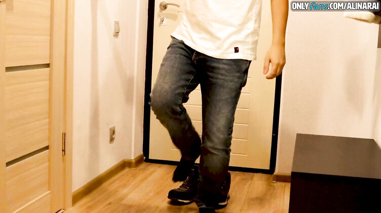 Грабитель дрочит на спящую жену и потом грубо трахает ее