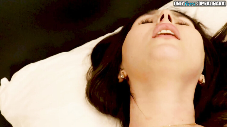 Грабитель дрочит на спящую жену и потом грубо трахает ее