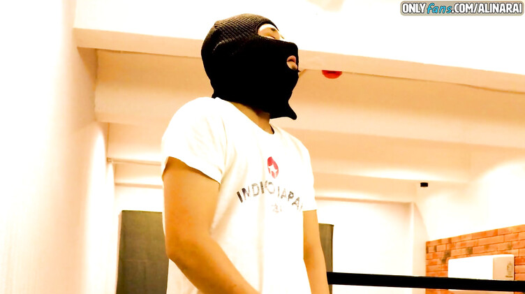 Жесткое порно: Грабитель дрочит на спящую жену и потом грубо трахает ее