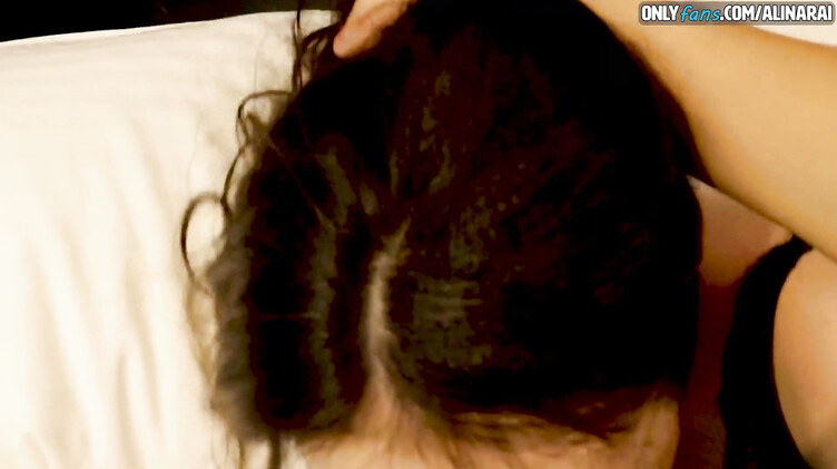 Грабитель дрочит на спящую жену и потом грубо трахает ее