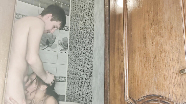 Мать навестила русского сына студента и соблазнила его на секс