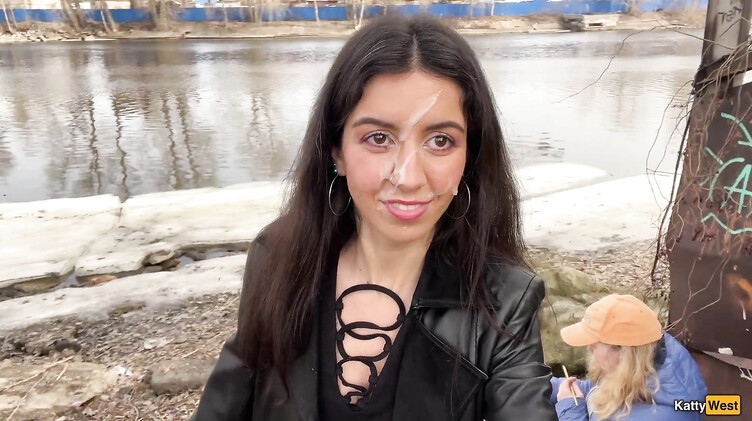 Сосет член в парке и гуляет со спермой на лице