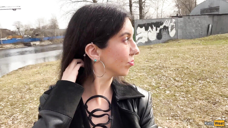 Сосет член в парке и гуляет со спермой на лице