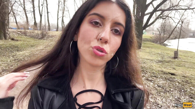 Сосет член в парке и гуляет со спермой на лице