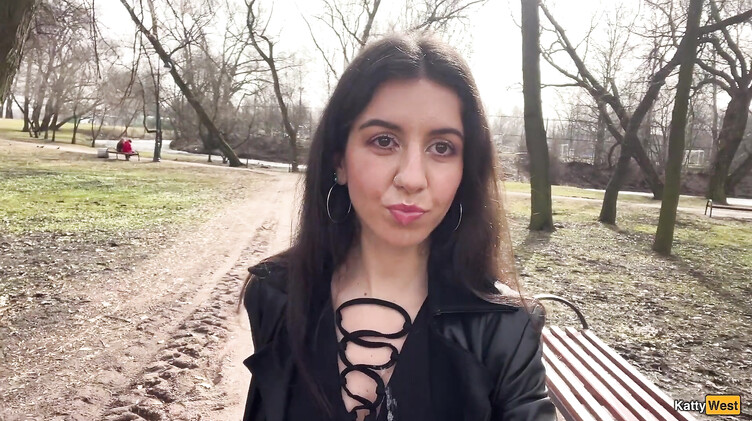 Сосет член в парке и гуляет со спермой на лице