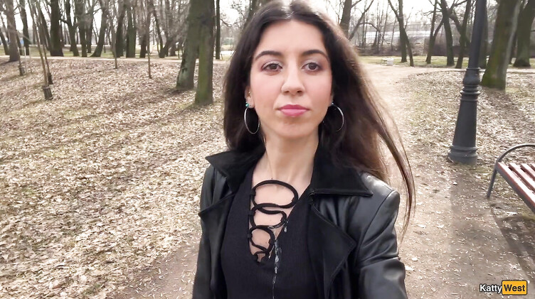 Сосет член в парке и гуляет со спермой на лице