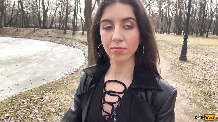 Сосет член в парке и гуляет со спермой на лице