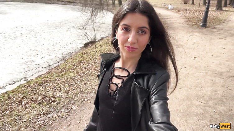 Сосет член в парке и гуляет со спермой на лице