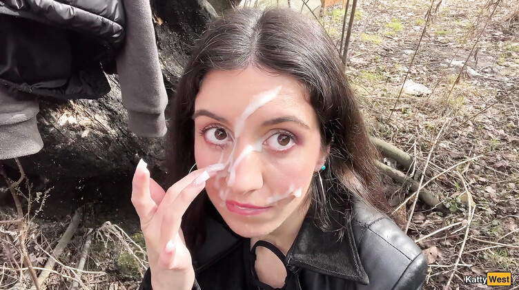 Сосет член в парке и гуляет со спермой на лице