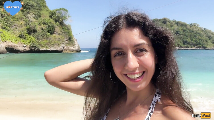 Кэтти Вест гуляет по пляжу в Таиланде со спермой на лице