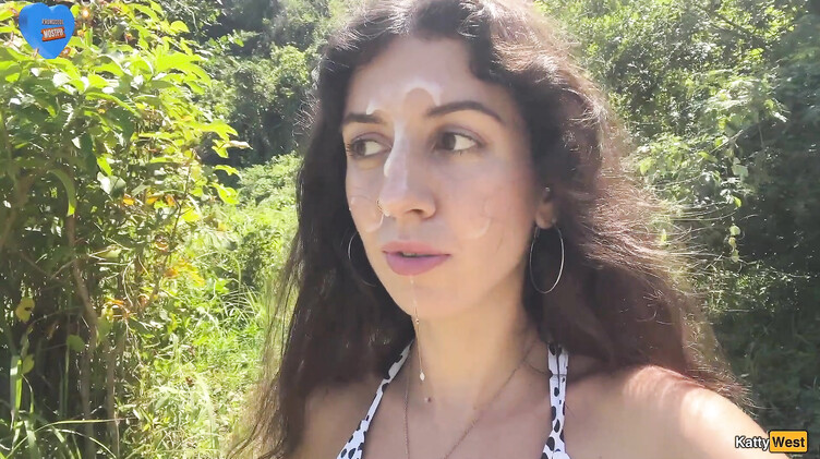 Кэтти Вест гуляет по пляжу в Таиланде со спермой на лице