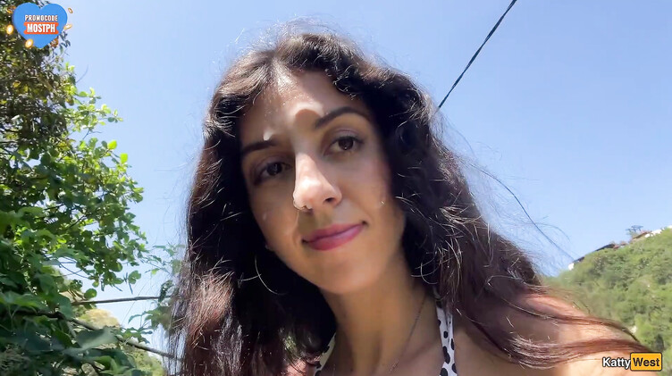 Кэтти Вест гуляет по пляжу в Таиланде со спермой на лице