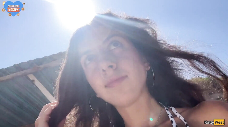 Кэтти Вест гуляет по пляжу в Таиланде со спермой на лице