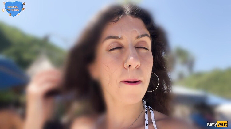 Кэтти Вест гуляет по пляжу в Таиланде со спермой на лице