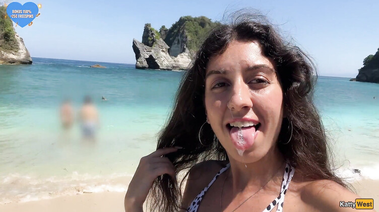 Кэтти Вест гуляет по пляжу в Таиланде со спермой на лице