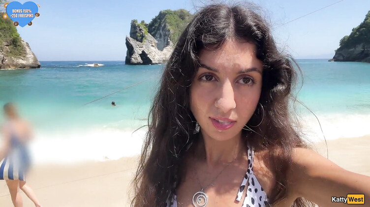 Кэтти Вест гуляет по пляжу в Таиланде со спермой на лице