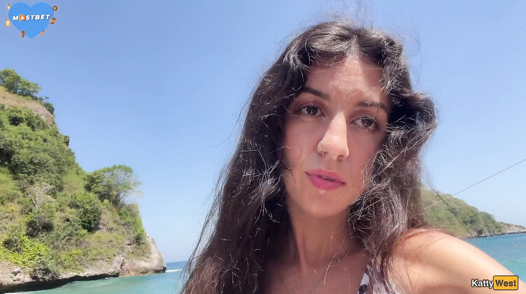 Кэтти Вест гуляет по пляжу в Таиланде со спермой на лице