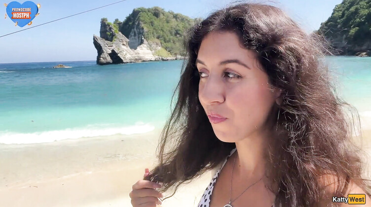Katty West: Кэтти Вест гуляет по пляжу в Таиланде со спермой на лице