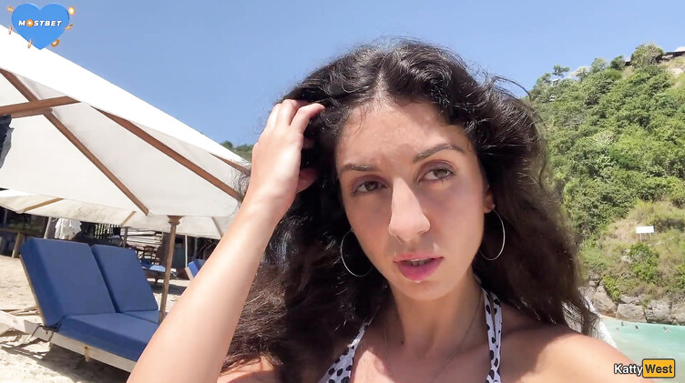 Кэтти Вест гуляет по пляжу в Таиланде со спермой на лице