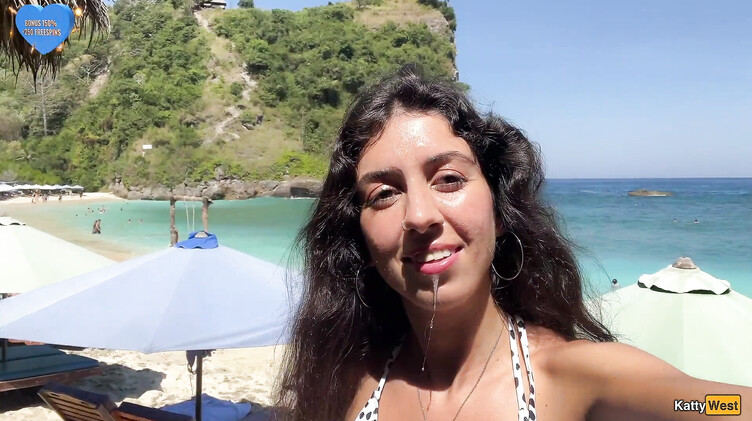 Кэтти Вест гуляет по пляжу в Таиланде со спермой на лице