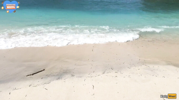 Кэтти Вест гуляет по пляжу в Таиланде со спермой на лице