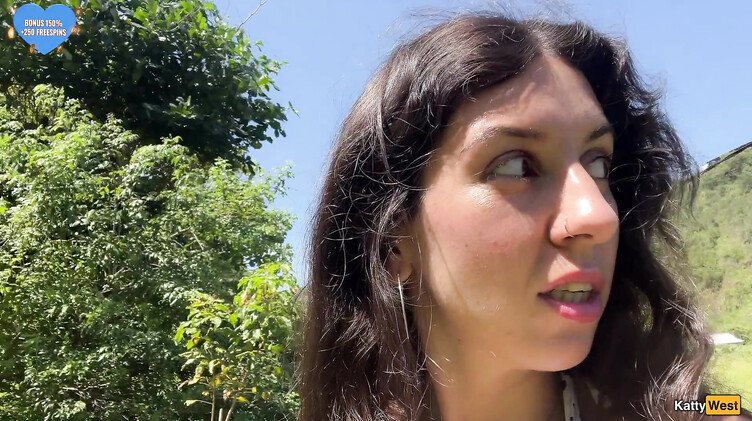 На пляже: Кэтти Вест гуляет по пляжу в Таиланде со спермой на лице