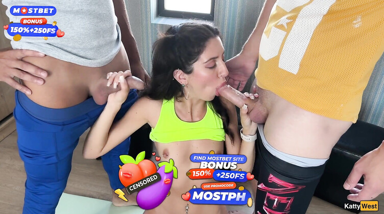 Русскую жену трахают два тренера на глазах у ее мужа куколда