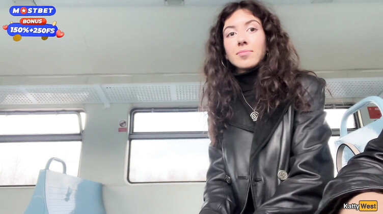 Эксгибиционист залил спермой лицо незнакомки в поезде, поманив ее хуем