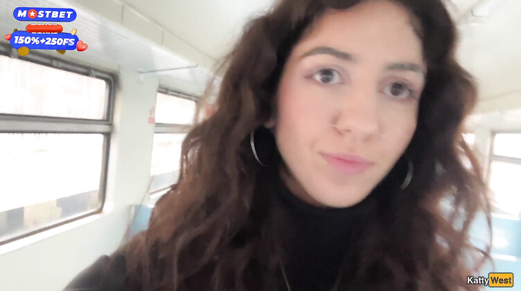 Эксгибиционист залил спермой лицо незнакомки в поезде, поманив ее хуем