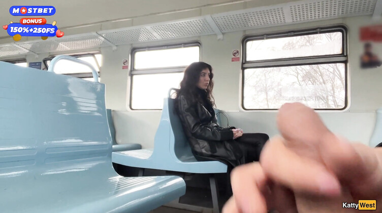 Эксгибиционисты: Эксгибиционист залил спермой лицо незнакомки в поезде, поманив ее хуем