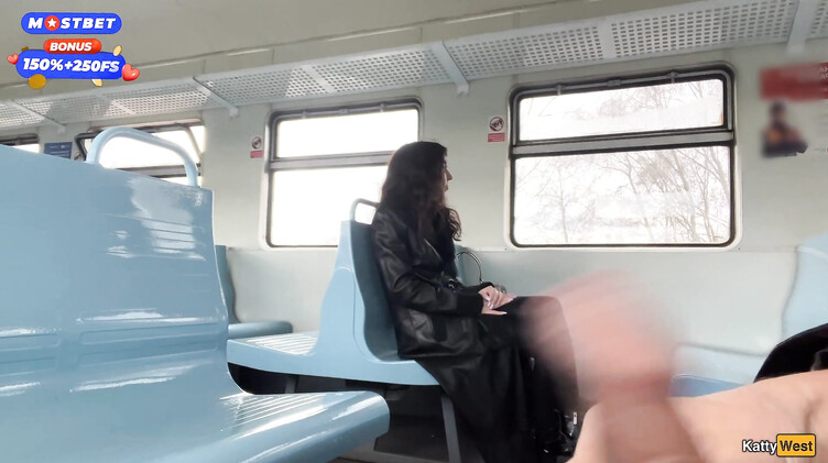 Эксгибиционист залил спермой лицо незнакомки в поезде, поманив ее хуем