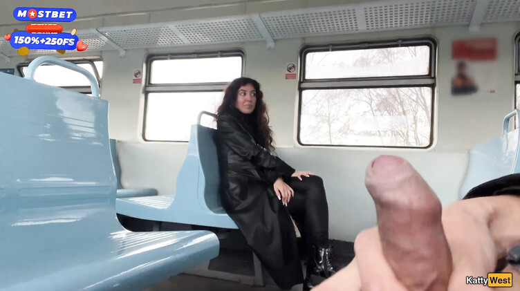 Эксгибиционист залил спермой лицо незнакомки в поезде, поманив ее хуем