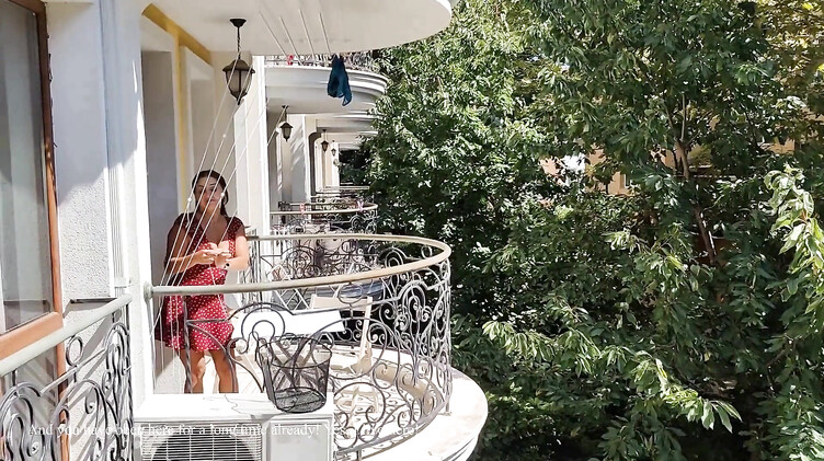 Молодой пранкер дрючит маму друга и заливает буфера кончой