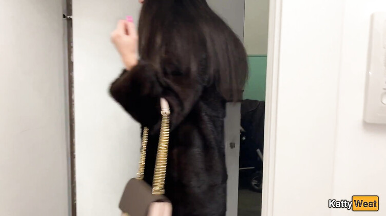 Русская шалава отработала деньги глубоким минетом и пиздой